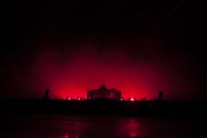 06 Flume contre jour rouge 300x200 - Rock en Seine, l’excentrique
