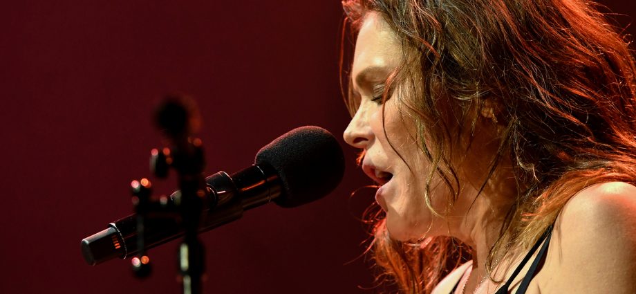 DSC 3916b ConvertImage 920x425 - Beth Hart offre deux Olympia à son « War In My Mind » (1ère partie : Kris Barras Band)