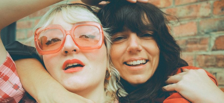 6 OTTISCOEURPRESS c Carolina Moreno 920x425 - "Léon", le nouveau clip du duo Ottis Coeur