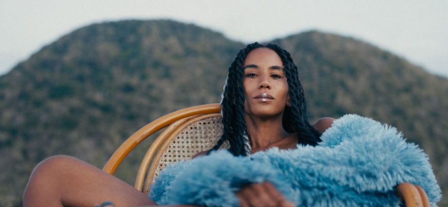 photo Bleu Satellite 920x425 - Bleu Satellite s'envole en Martinique dans son nouveau clip "Bodlanmè"