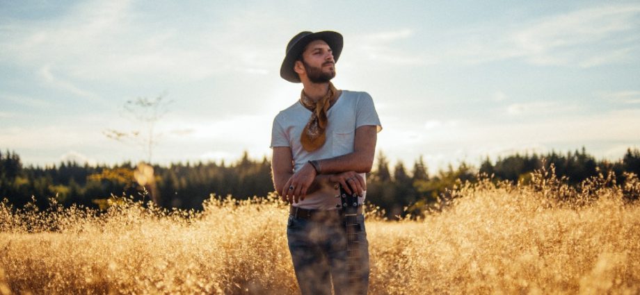 Vincent Beck Mathieu 920x425 - Pileos expose son quotidien dans son nouveau clip "A Travers"