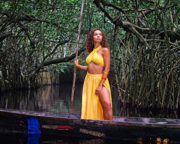 Mae Defays Cover  Mangrove 0354 BD@AlexandreLacombe 1 625x500 - Maë Defays en pleine nature dans son nouveau clip "Mangrove"