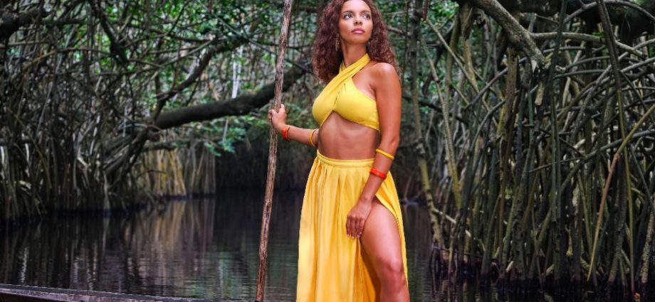 Mae Defays Cover  Mangrove 0354 BD@AlexandreLacombe 1 920x425 - Maë Defays en pleine nature dans son nouveau clip "Mangrove"