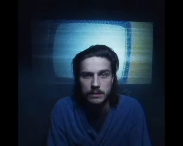 Screenshot 2023 09 29 18 18 17 42 f9ee0578fe1cc94de7482bd41accb329 625x500 - Léo Vauclin se fait des "Films noirs" dans son nouveau clip