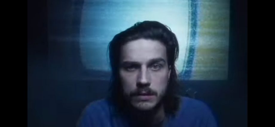 Screenshot 2023 09 29 18 18 17 42 f9ee0578fe1cc94de7482bd41accb329 920x425 - Léo Vauclin se fait des "Films noirs" dans son nouveau clip