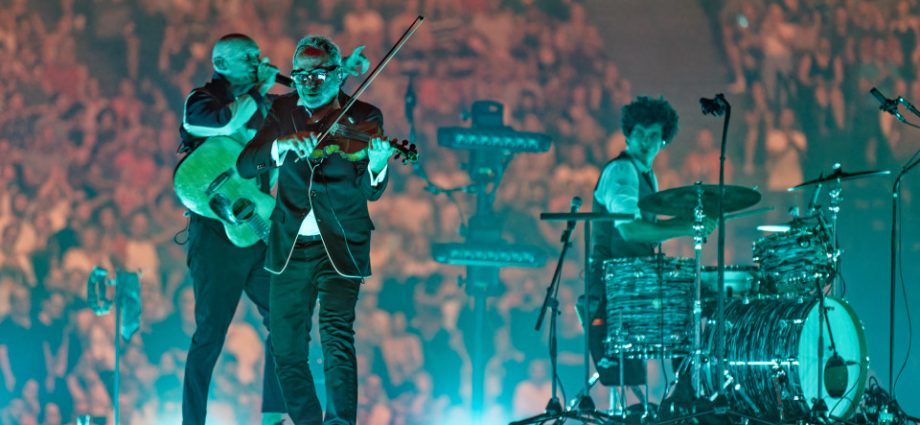 958A2149 DxO 920x425 - Louise Attaque nous fait tourner la tête dans un concert de folie à 360° à l’Accor Arena Paris Bercy