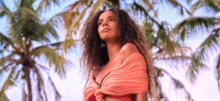 Mae Defays 2973 High Tide carre 4500x4500 1 920x425 - Maë Defays sous le sable dans son nouveau clip "High Tide"